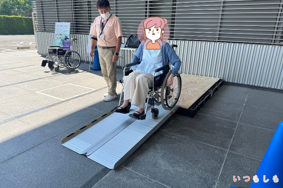 スロープを降りる車椅子