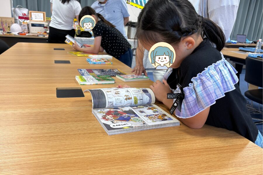 防災漫画を読む子ども達